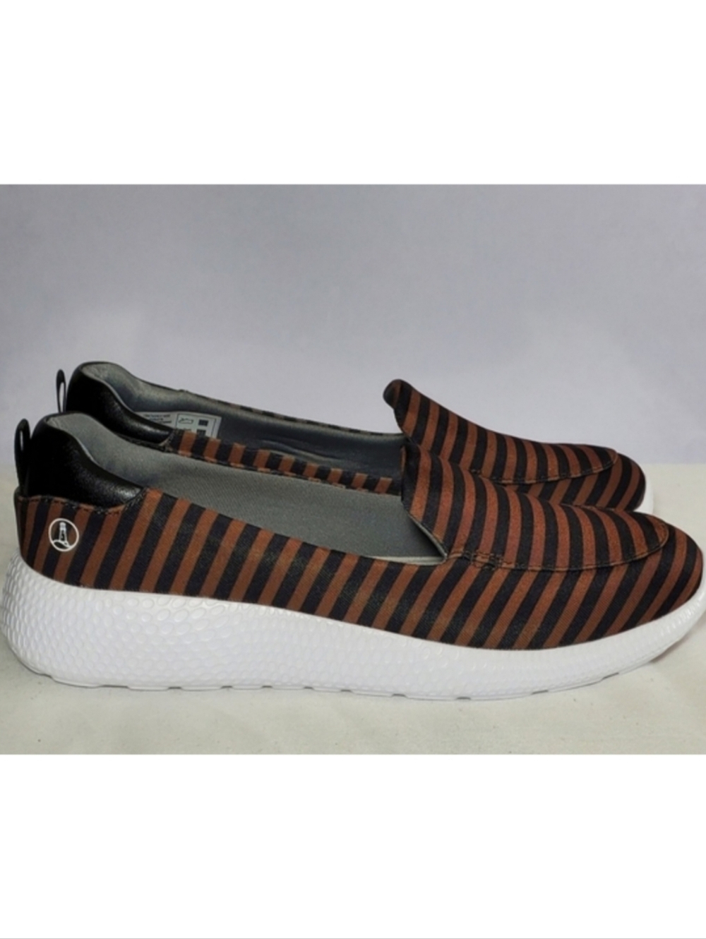 Lands End size 8.5 Women's Gatas.